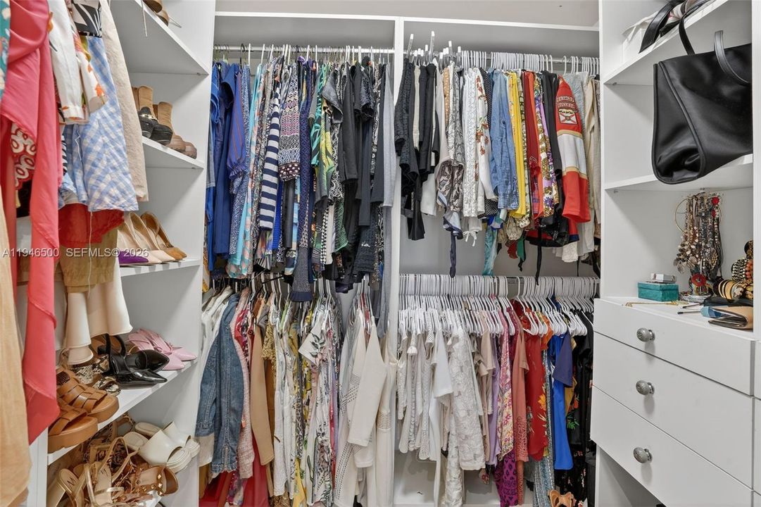 GRAND SUITE WALK IN CLOSET