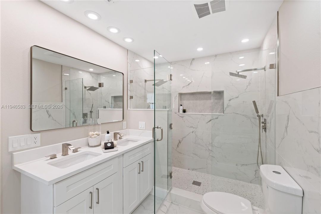 Vendido Recientemente: $1,899,000 (4 camas, 4 baños, 3297 Pies cuadrados)