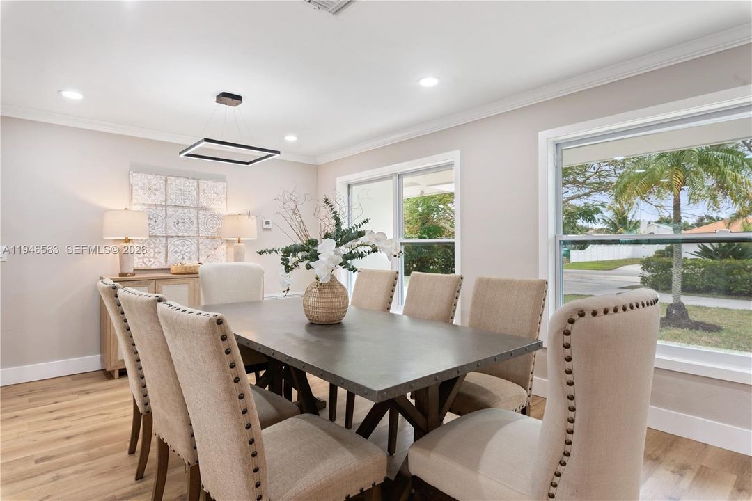 Vendido Recientemente: $1,899,000 (4 camas, 4 baños, 3297 Pies cuadrados)