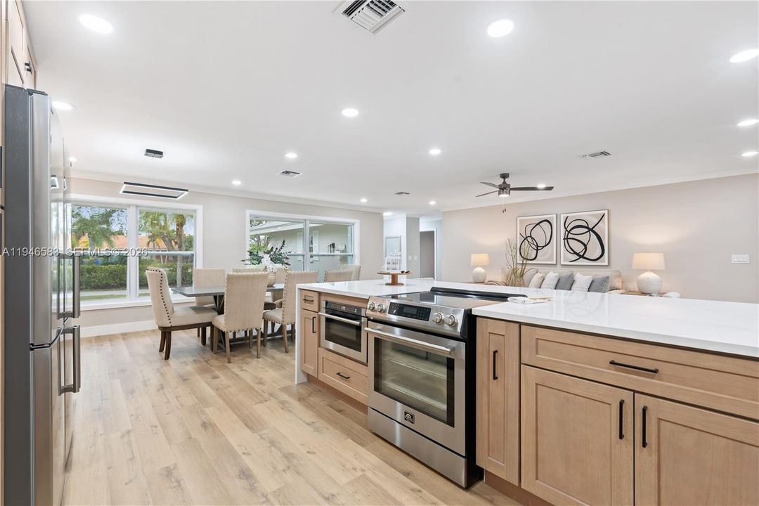 Vendido Recientemente: $1,899,000 (4 camas, 4 baños, 3297 Pies cuadrados)