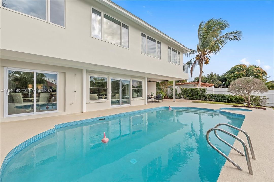 Vendido Recientemente: $1,899,000 (4 camas, 4 baños, 3297 Pies cuadrados)