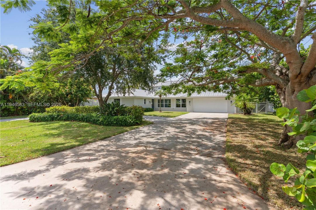 Vendido Recientemente: $1,899,000 (4 camas, 4 baños, 3297 Pies cuadrados)