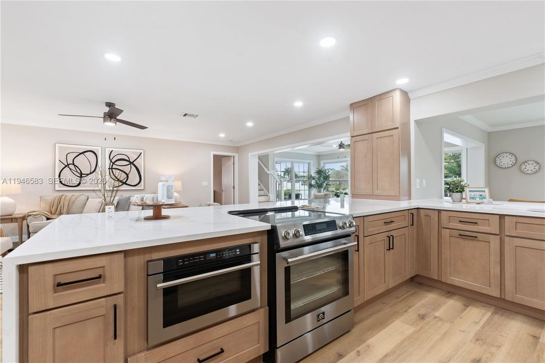 Vendido Recientemente: $1,899,000 (4 camas, 4 baños, 3297 Pies cuadrados)