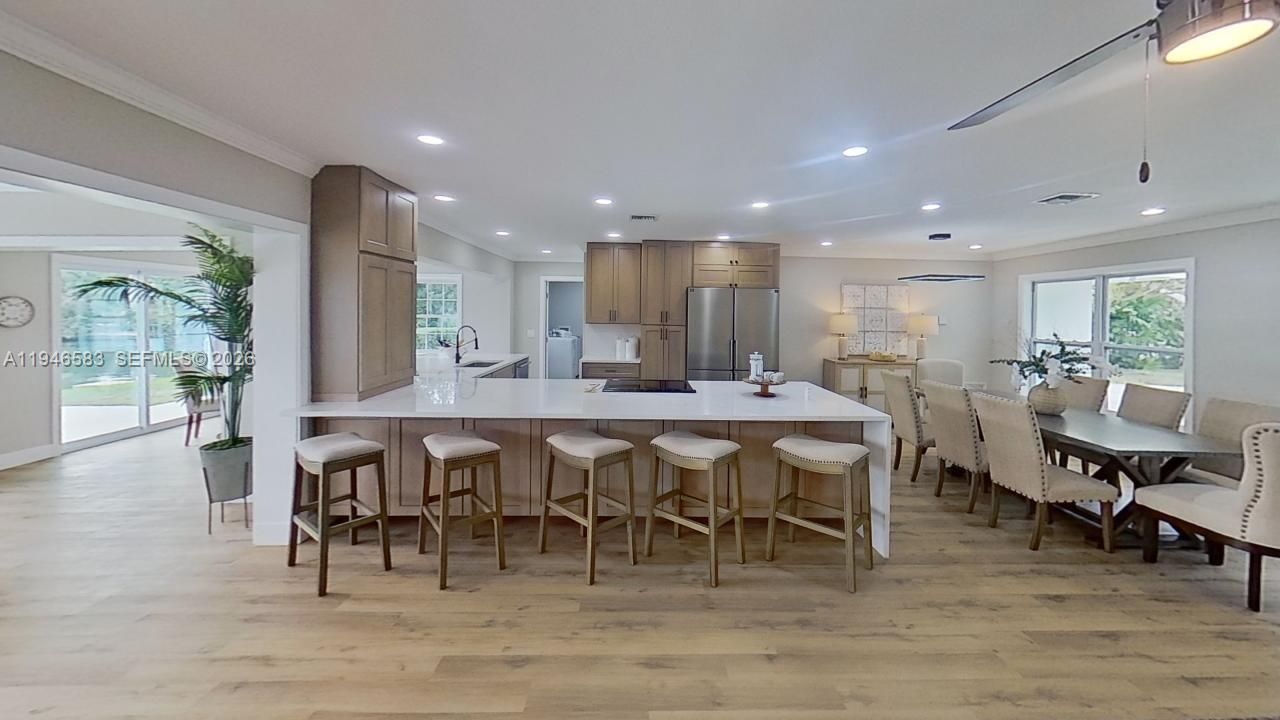 Vendido Recientemente: $1,899,000 (4 camas, 4 baños, 3297 Pies cuadrados)