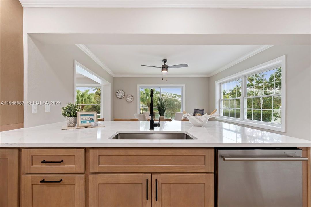 Vendido Recientemente: $1,899,000 (4 camas, 4 baños, 3297 Pies cuadrados)