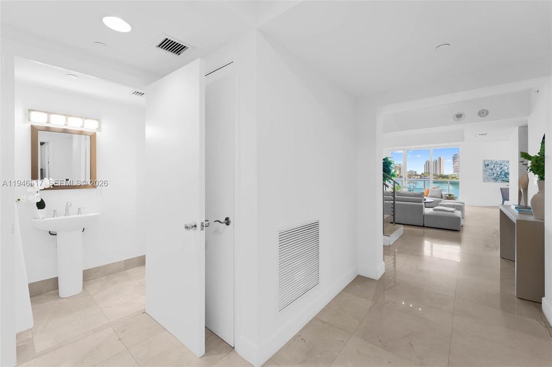 Active With Contract: $1,075,000 (2 beds, 3 baths, 2433 Square Feet)
