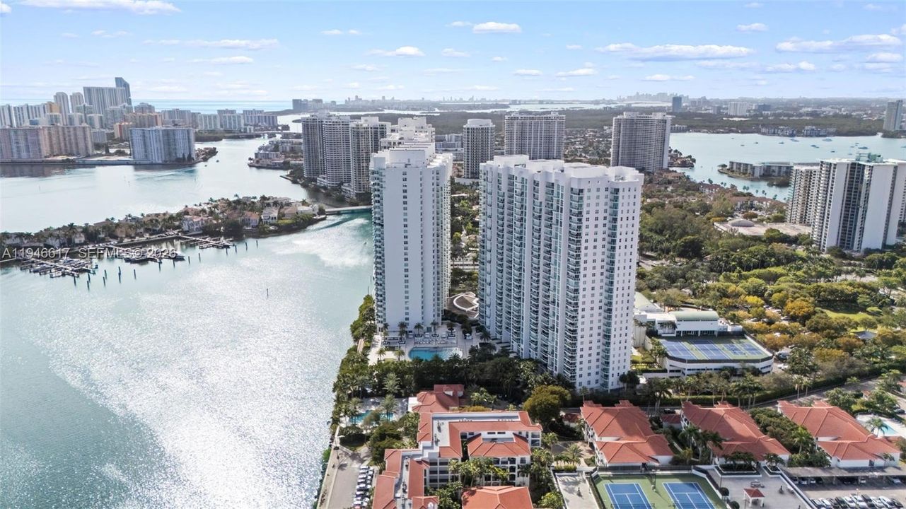 Active With Contract: $1,075,000 (2 beds, 3 baths, 2433 Square Feet)