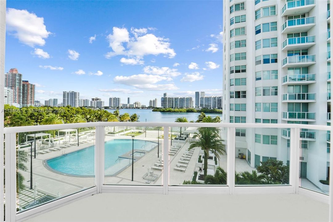 Active With Contract: $1,075,000 (2 beds, 3 baths, 2433 Square Feet)