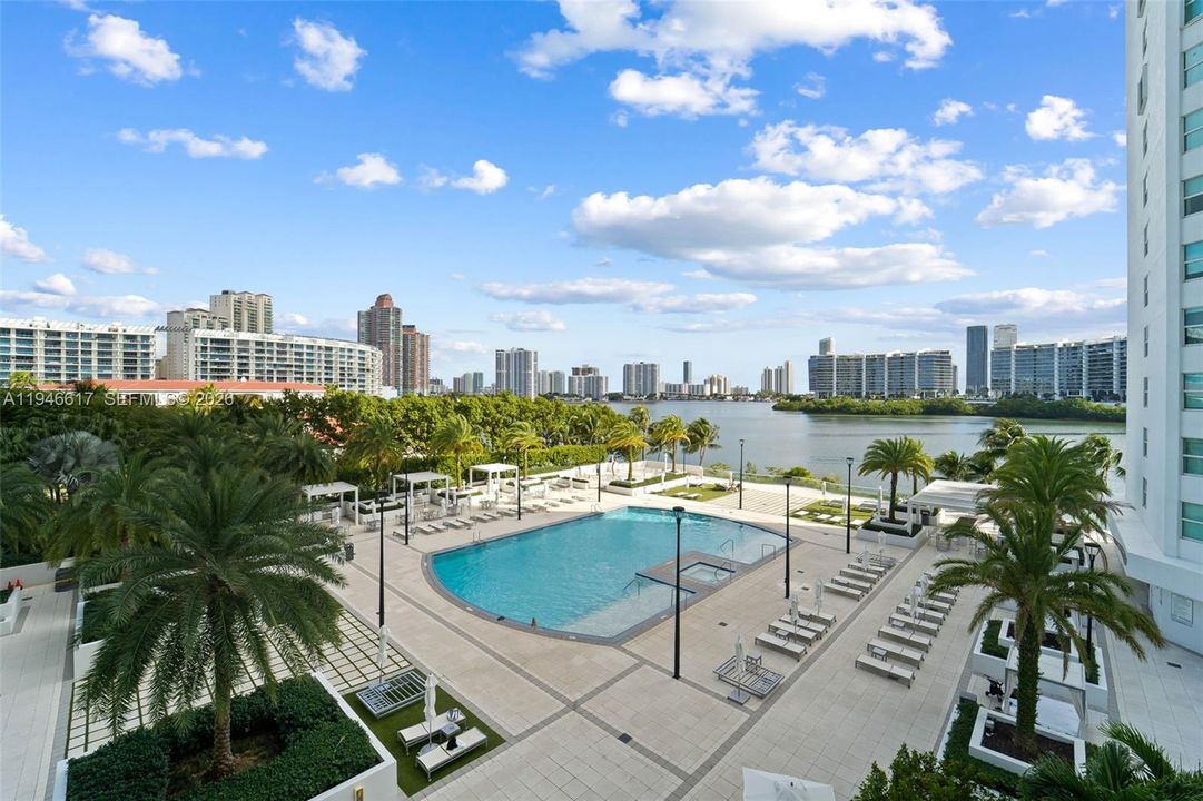 Active With Contract: $1,075,000 (2 beds, 3 baths, 2433 Square Feet)