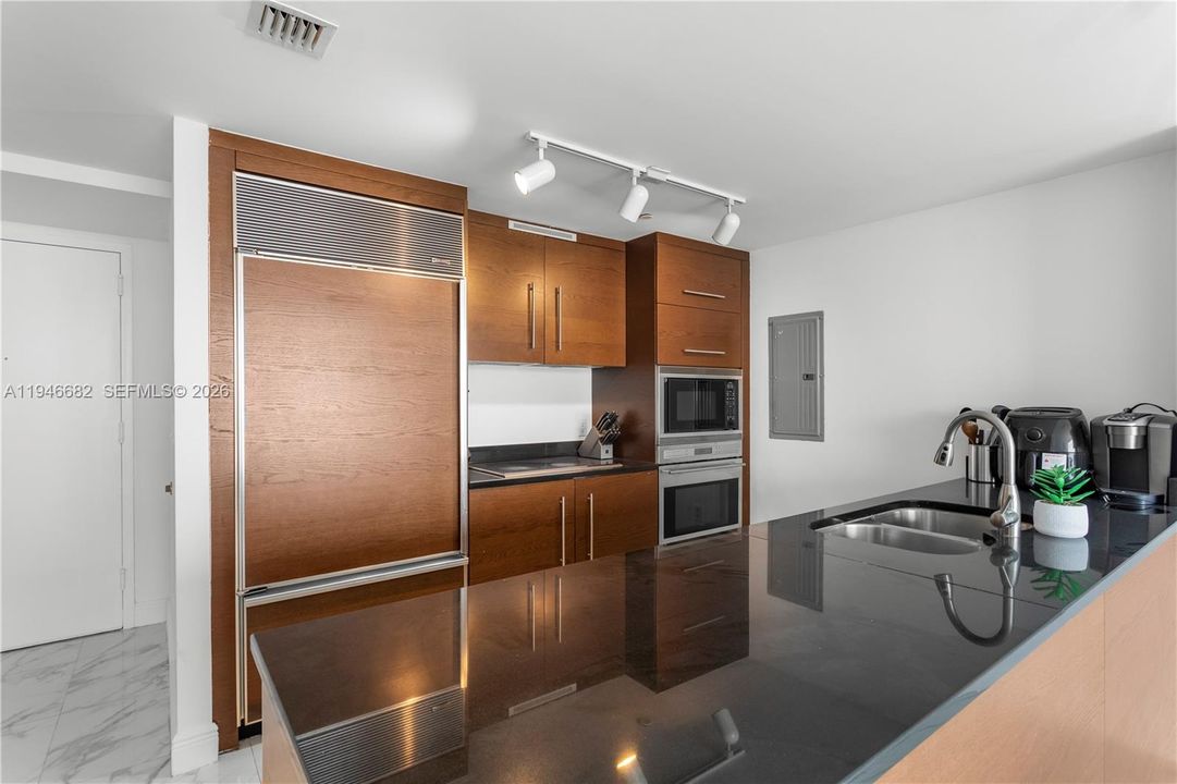 For Sale: $1,300,000 (2 beds, 2 baths, 1313 Square Feet)