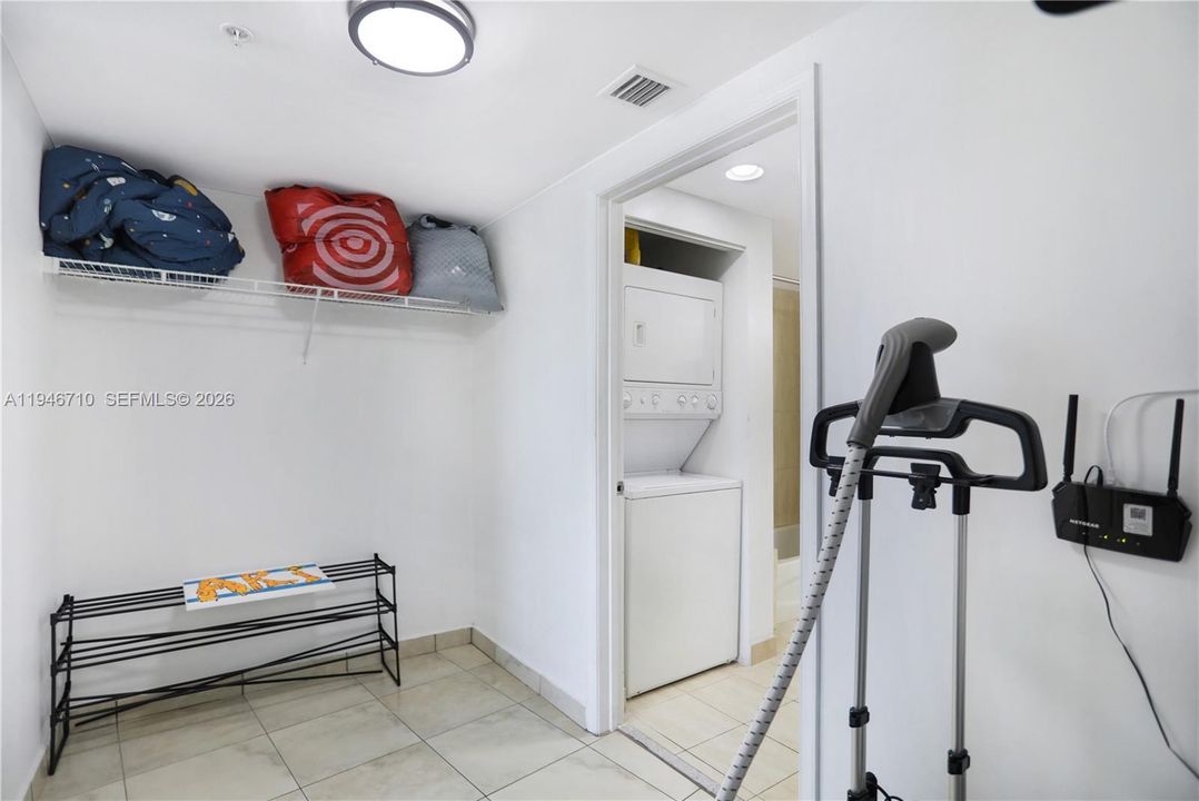 For Sale: $344,999 (1 beds, 1 baths, 821 Square Feet)