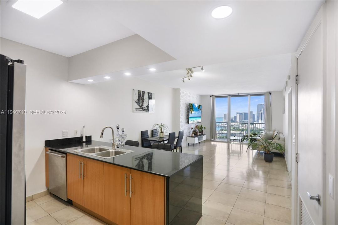 For Sale: $344,999 (1 beds, 1 baths, 821 Square Feet)
