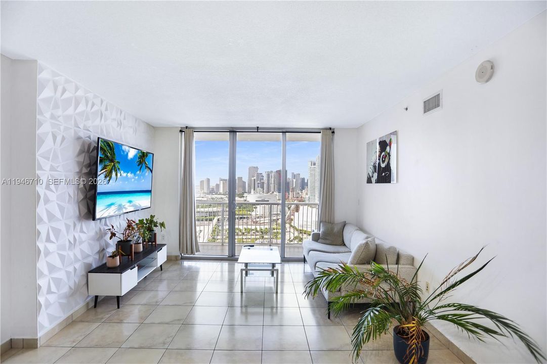 For Sale: $344,999 (1 beds, 1 baths, 821 Square Feet)