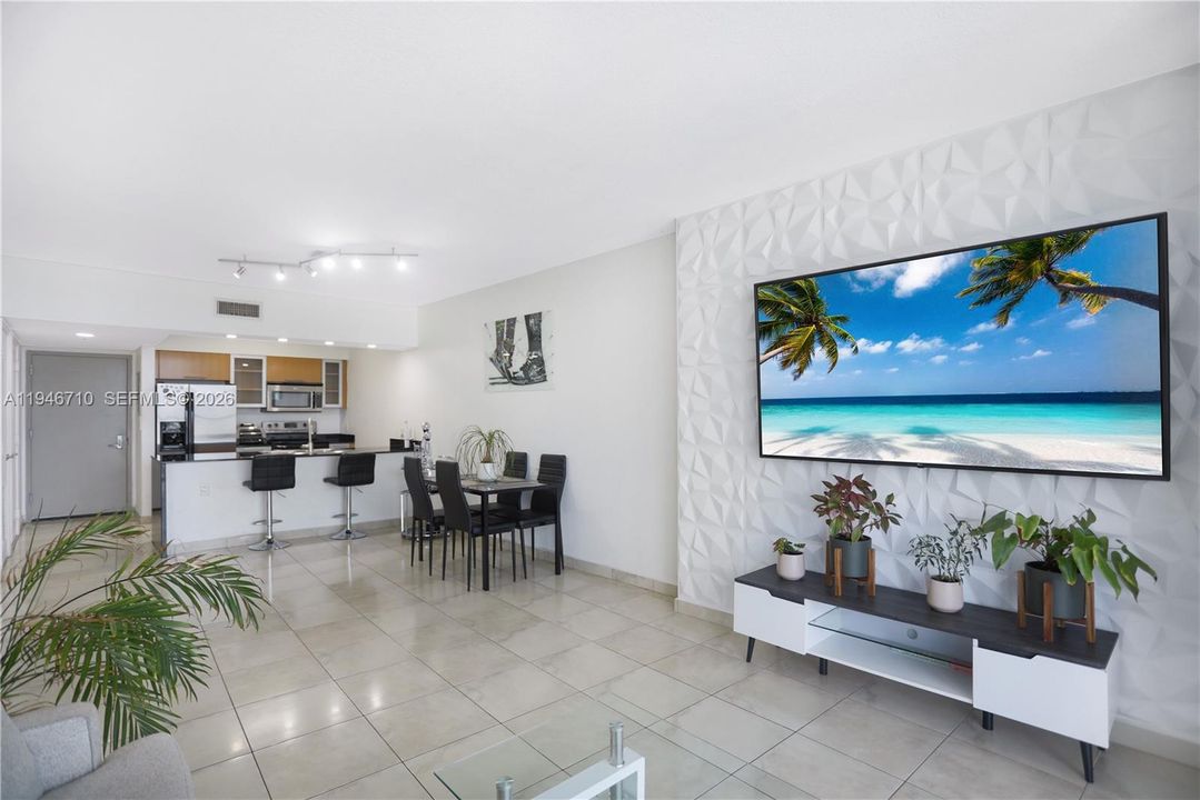 For Sale: $344,999 (1 beds, 1 baths, 821 Square Feet)