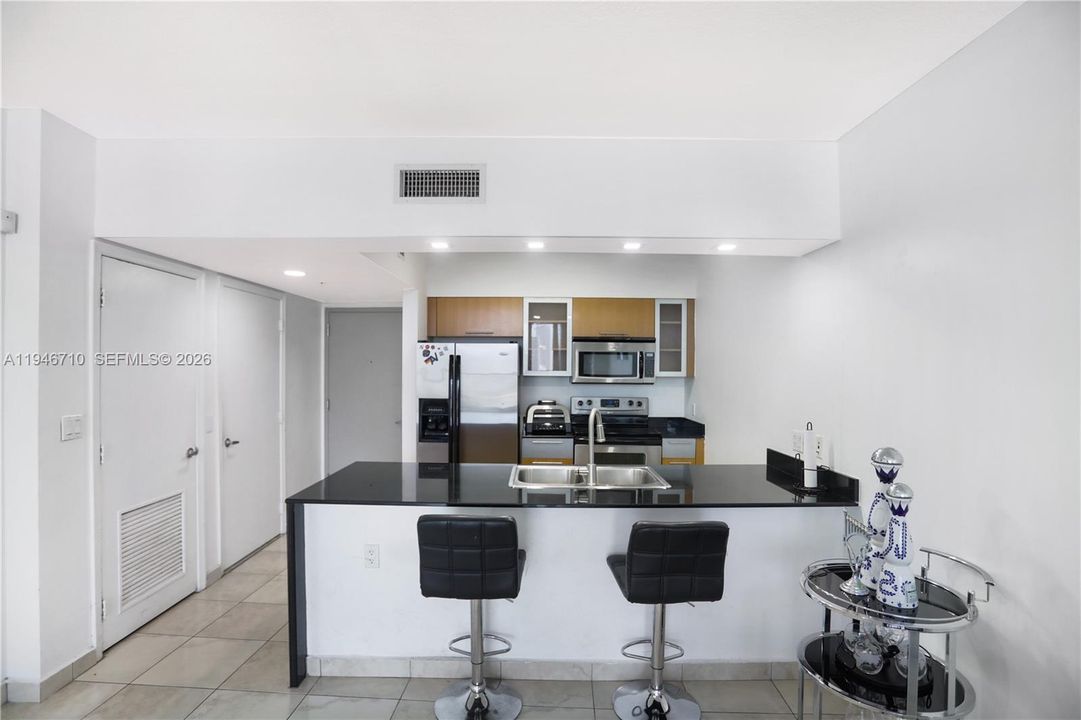 For Sale: $344,999 (1 beds, 1 baths, 821 Square Feet)
