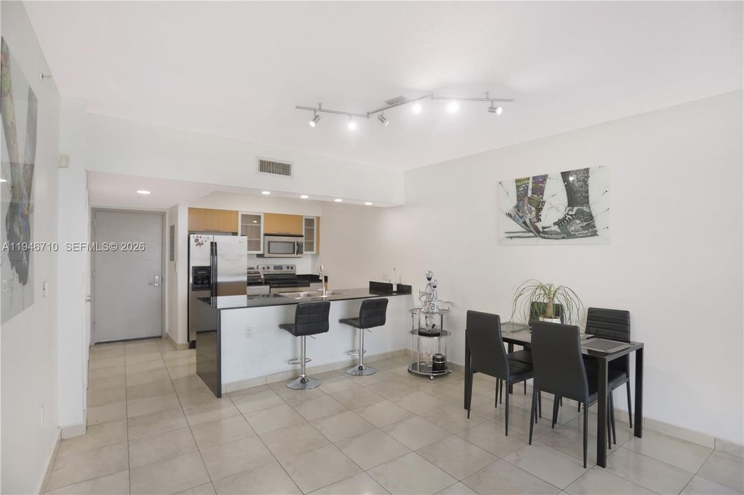 For Sale: $344,999 (1 beds, 1 baths, 821 Square Feet)