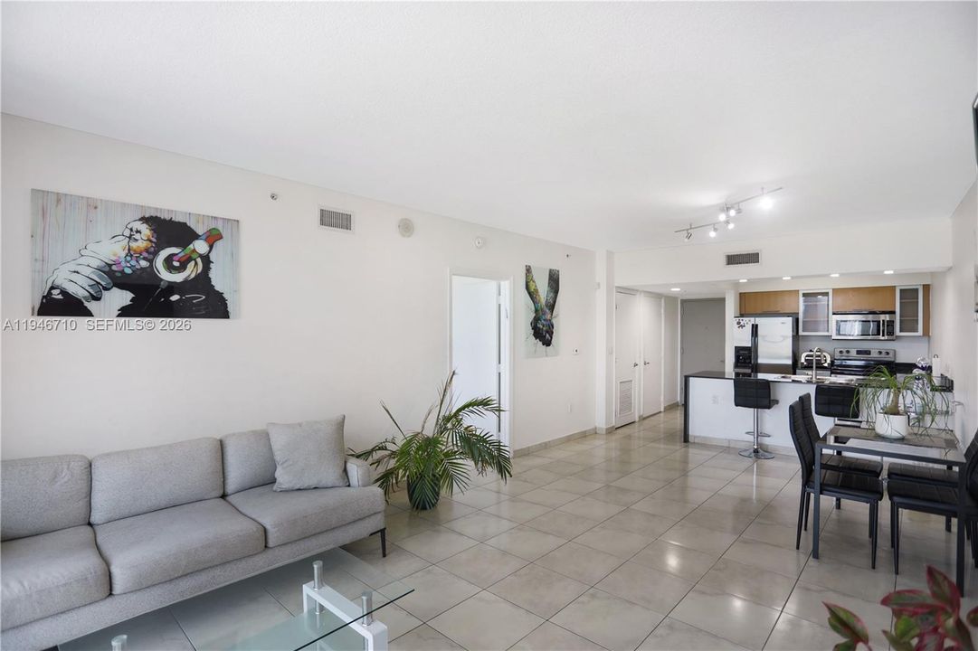For Sale: $344,999 (1 beds, 1 baths, 821 Square Feet)