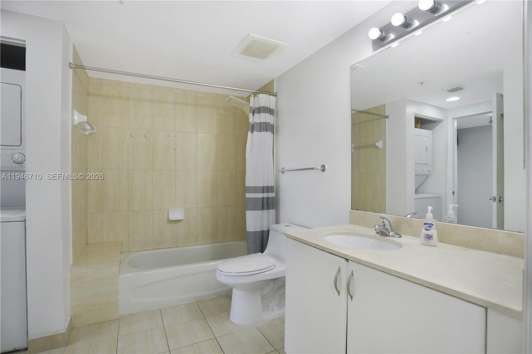 For Sale: $344,999 (1 beds, 1 baths, 821 Square Feet)