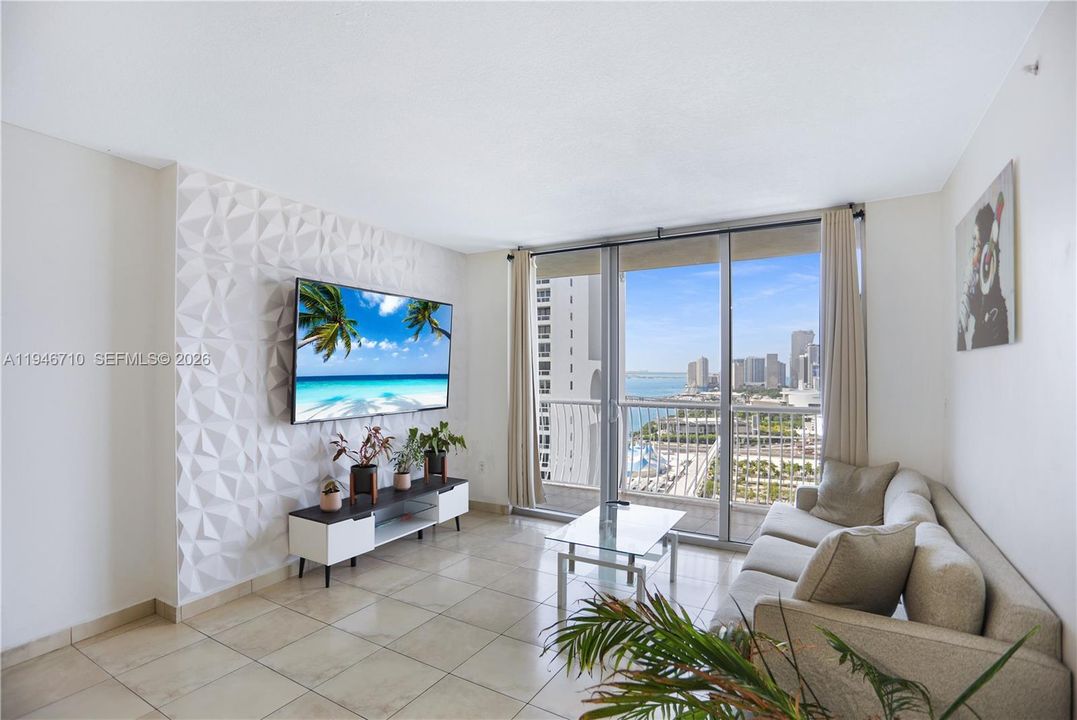 For Sale: $344,999 (1 beds, 1 baths, 821 Square Feet)