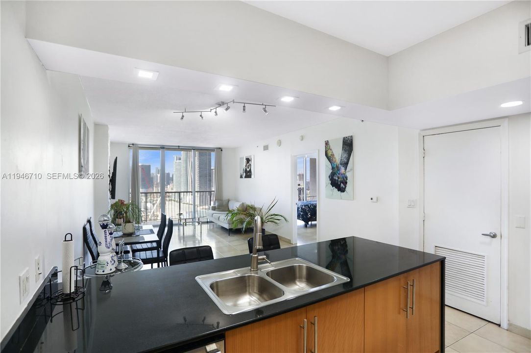 For Sale: $344,999 (1 beds, 1 baths, 821 Square Feet)
