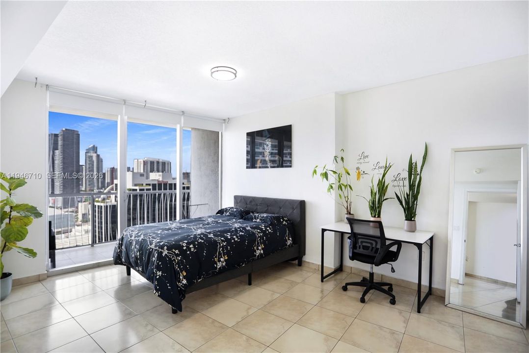For Sale: $344,999 (1 beds, 1 baths, 821 Square Feet)
