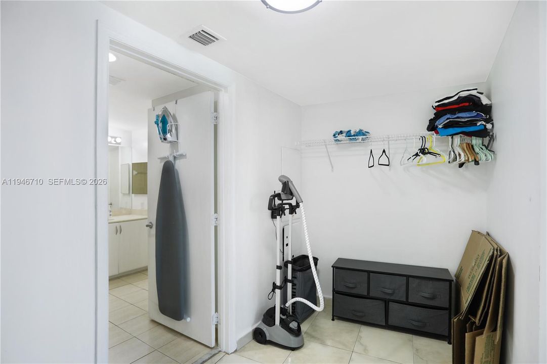 For Sale: $344,999 (1 beds, 1 baths, 821 Square Feet)