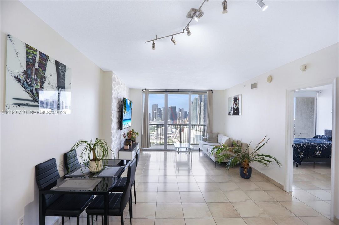 For Sale: $344,999 (1 beds, 1 baths, 821 Square Feet)