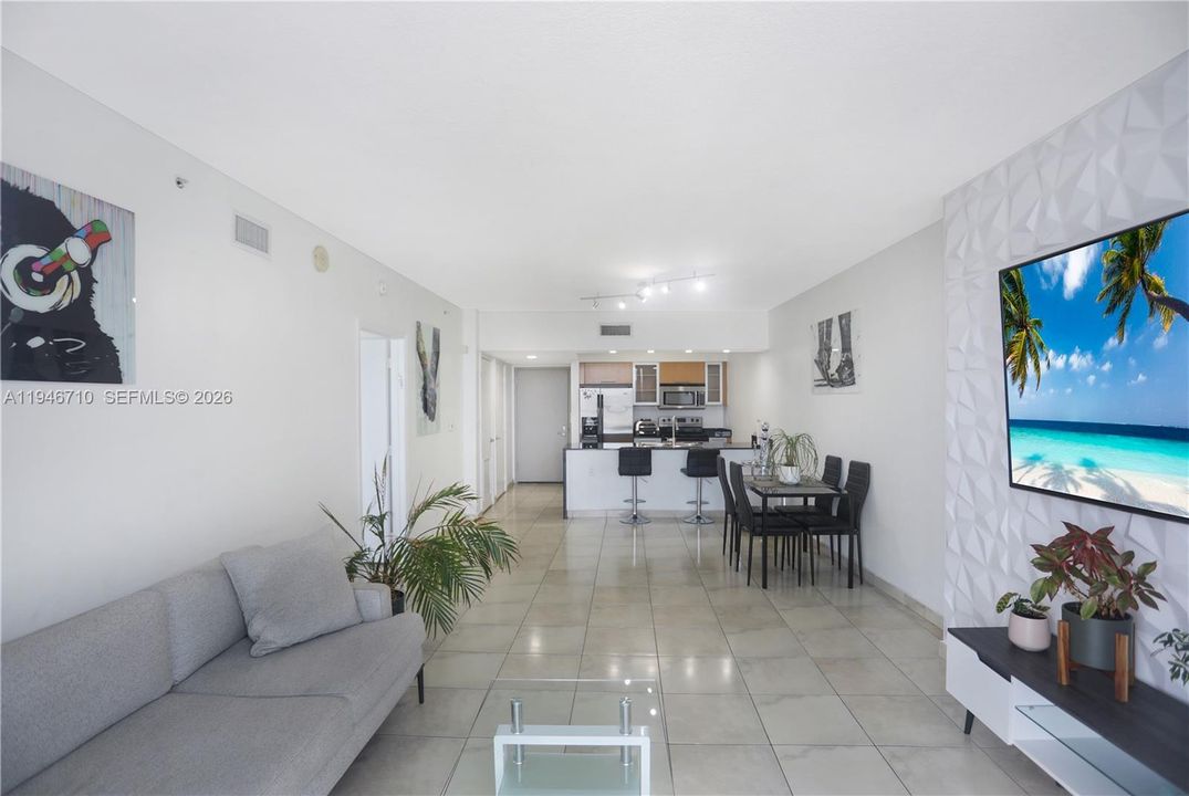 For Sale: $344,999 (1 beds, 1 baths, 821 Square Feet)