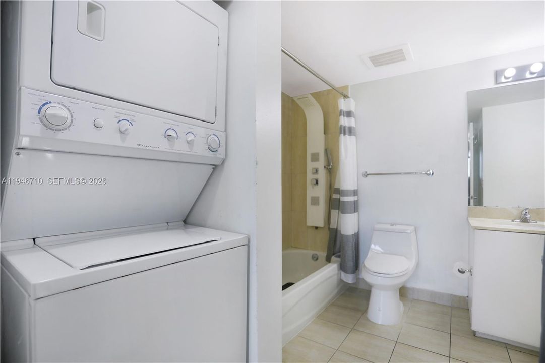 For Sale: $344,999 (1 beds, 1 baths, 821 Square Feet)
