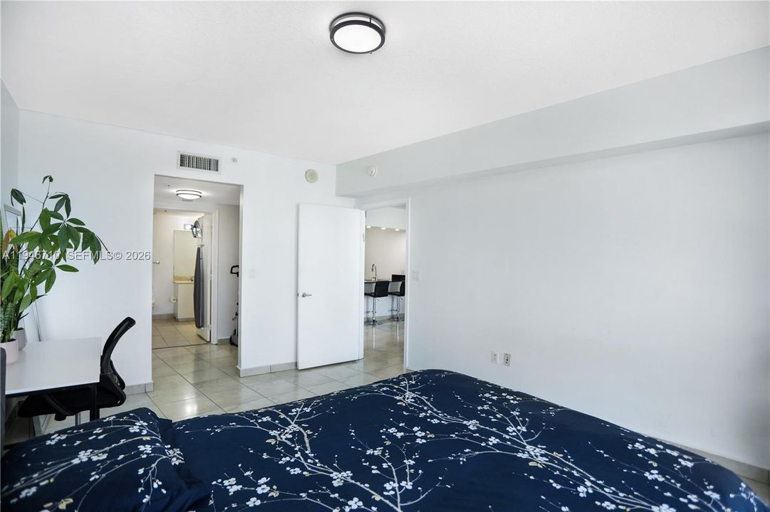 For Sale: $344,999 (1 beds, 1 baths, 821 Square Feet)