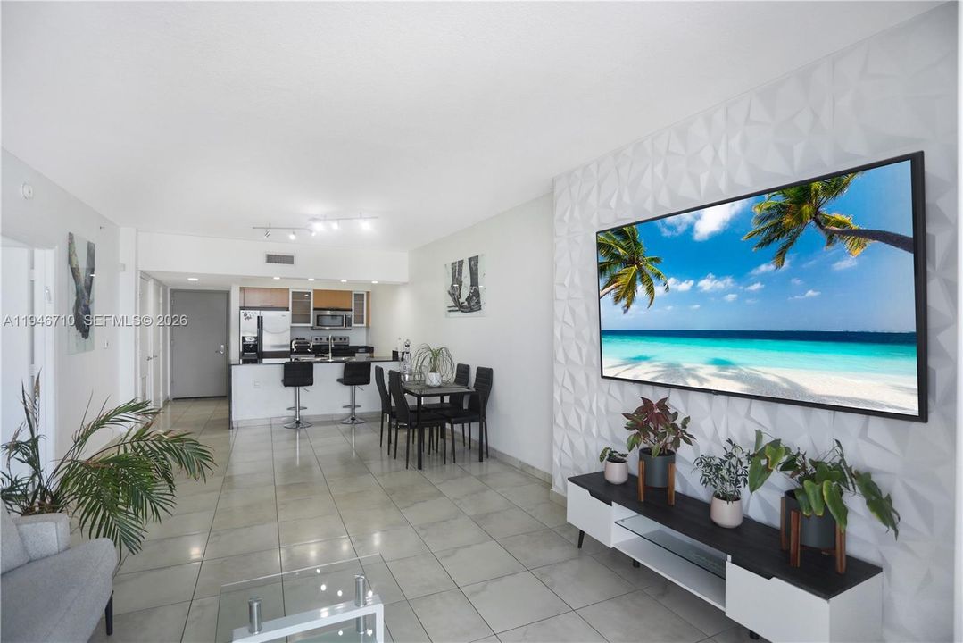 For Sale: $344,999 (1 beds, 1 baths, 821 Square Feet)