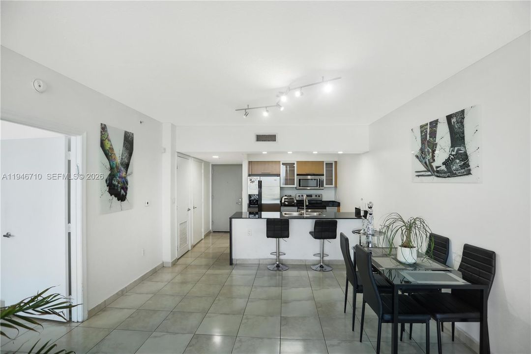 For Sale: $344,999 (1 beds, 1 baths, 821 Square Feet)