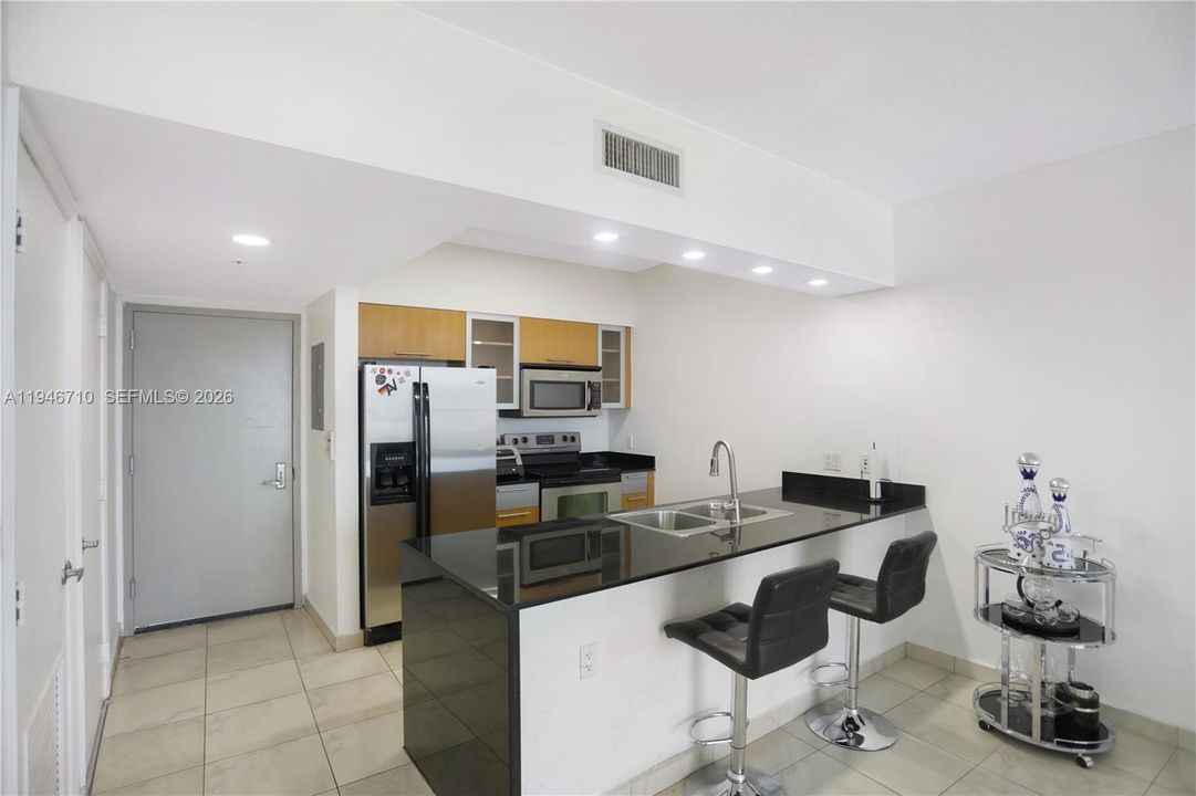 For Sale: $344,999 (1 beds, 1 baths, 821 Square Feet)