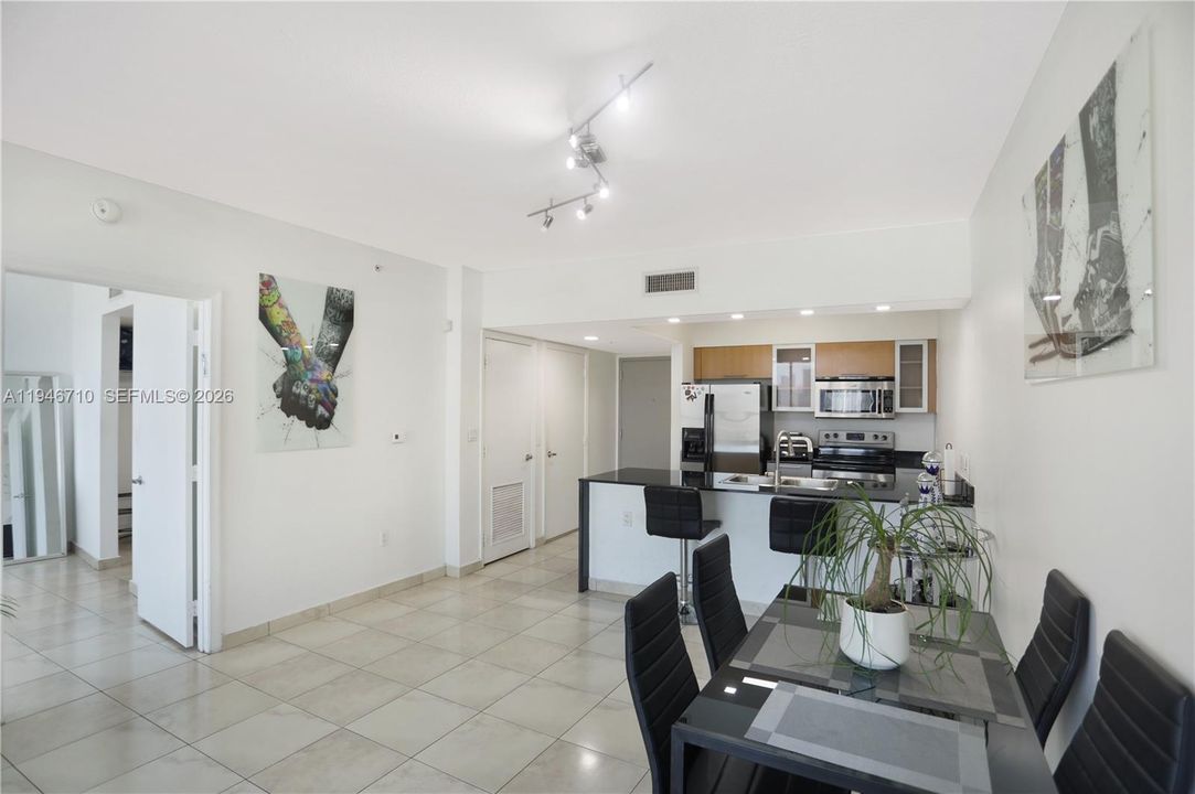 For Sale: $344,999 (1 beds, 1 baths, 821 Square Feet)