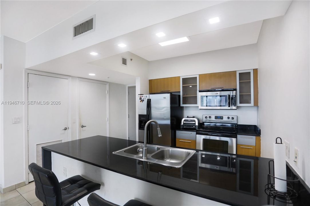 For Sale: $344,999 (1 beds, 1 baths, 821 Square Feet)