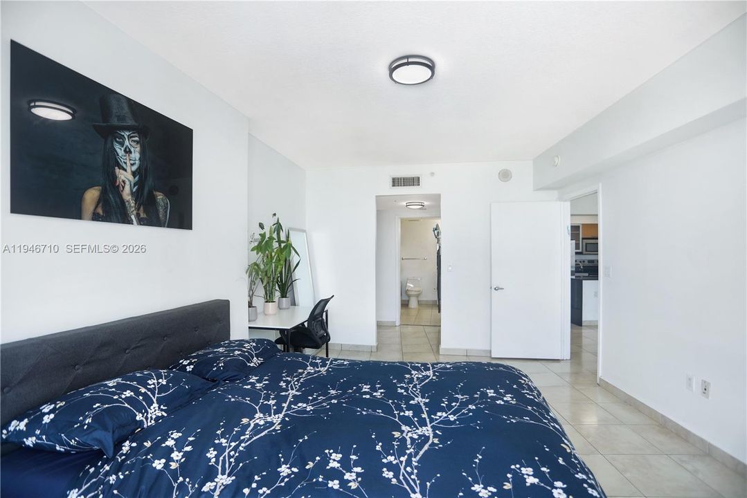 For Sale: $344,999 (1 beds, 1 baths, 821 Square Feet)