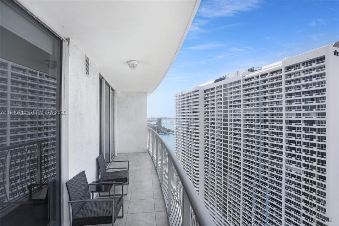 For Sale: $344,999 (1 beds, 1 baths, 821 Square Feet)