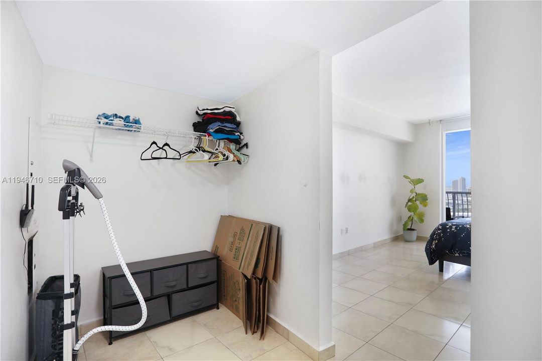 For Sale: $344,999 (1 beds, 1 baths, 821 Square Feet)