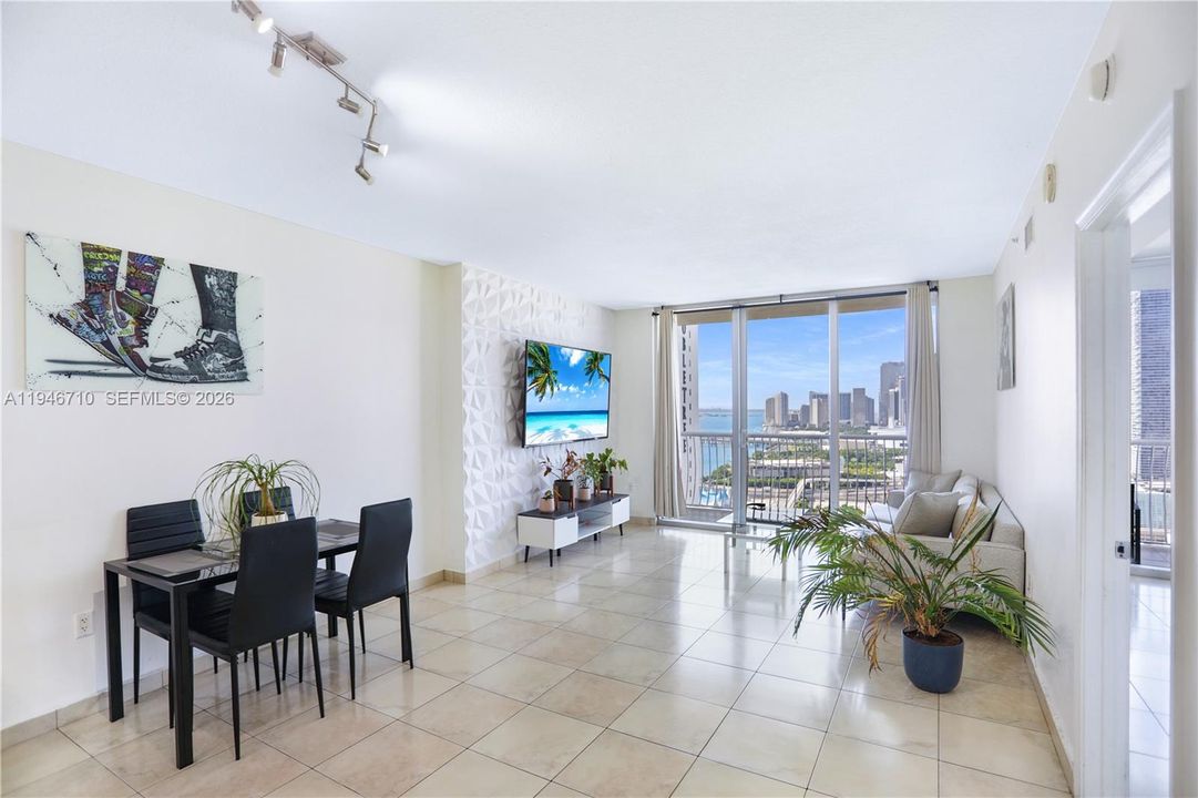 For Sale: $344,999 (1 beds, 1 baths, 821 Square Feet)