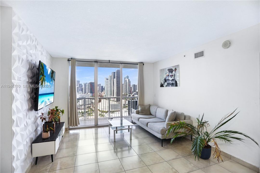 For Sale: $344,999 (1 beds, 1 baths, 821 Square Feet)