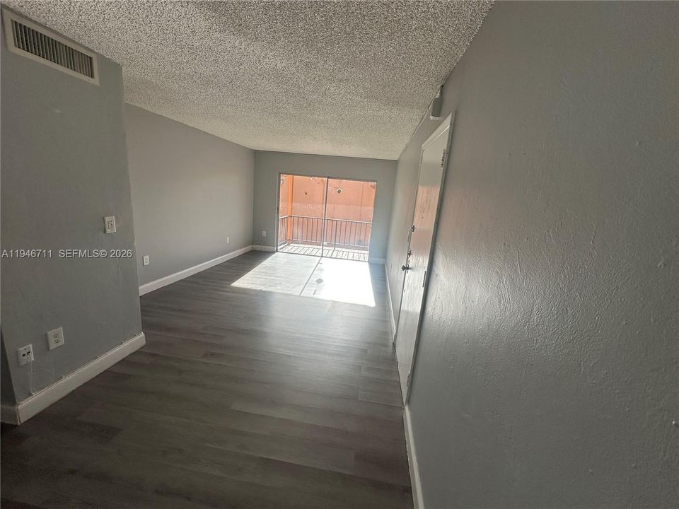 For Sale: $275,000 (2 beds, 1 baths, 816 Square Feet)