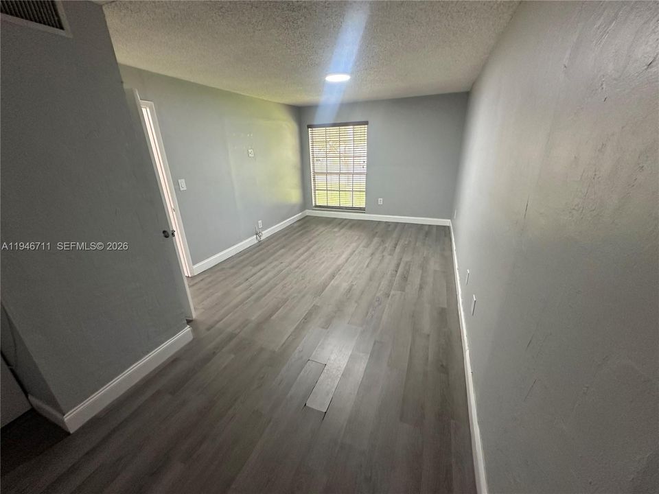For Sale: $275,000 (2 beds, 1 baths, 816 Square Feet)