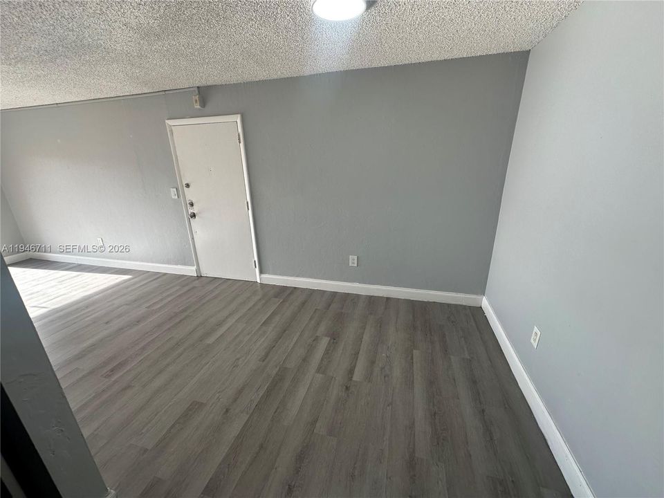 For Sale: $275,000 (2 beds, 1 baths, 816 Square Feet)