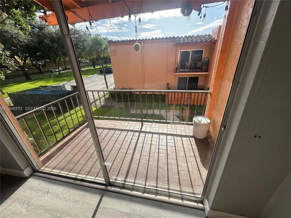 For Sale: $275,000 (2 beds, 1 baths, 816 Square Feet)