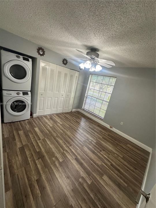 For Sale: $275,000 (2 beds, 1 baths, 816 Square Feet)