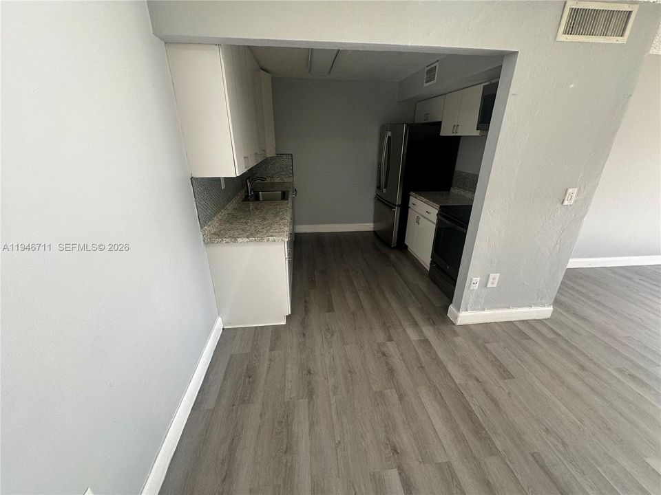 For Sale: $275,000 (2 beds, 1 baths, 816 Square Feet)