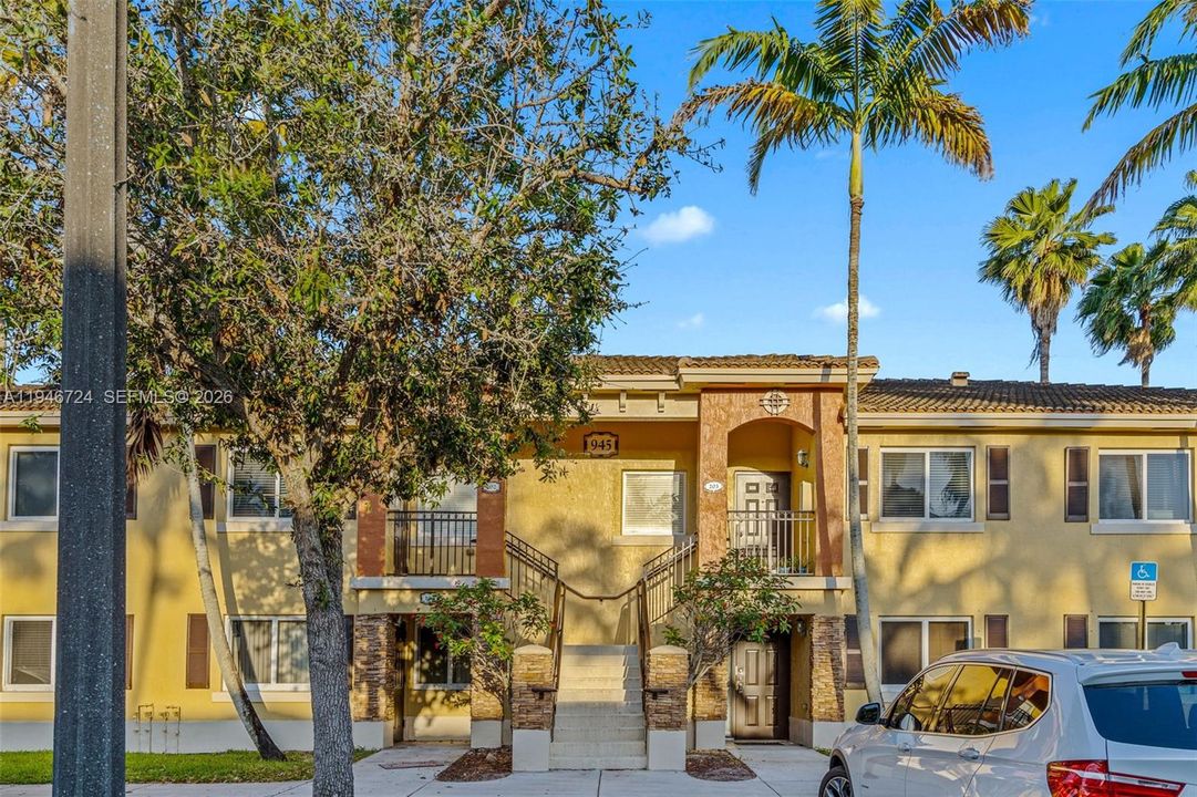 Activo con contrato: $246,499 (2 camas, 2 baños, 920 Pies cuadrados)