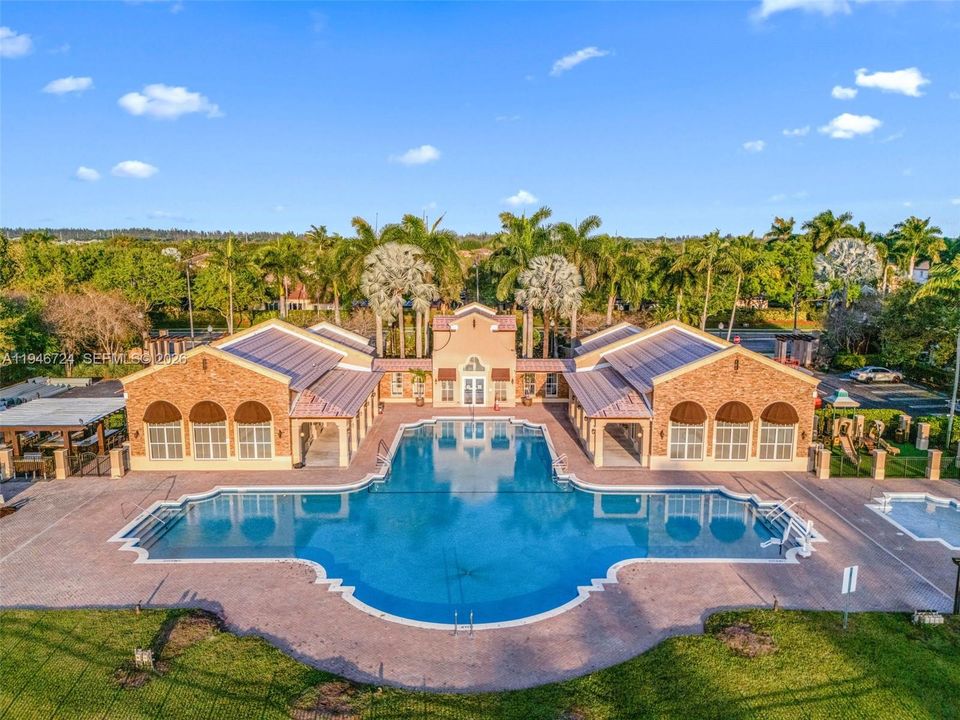 Activo con contrato: $246,499 (2 camas, 2 baños, 920 Pies cuadrados)