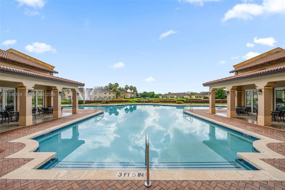 Activo con contrato: $246,499 (2 camas, 2 baños, 920 Pies cuadrados)