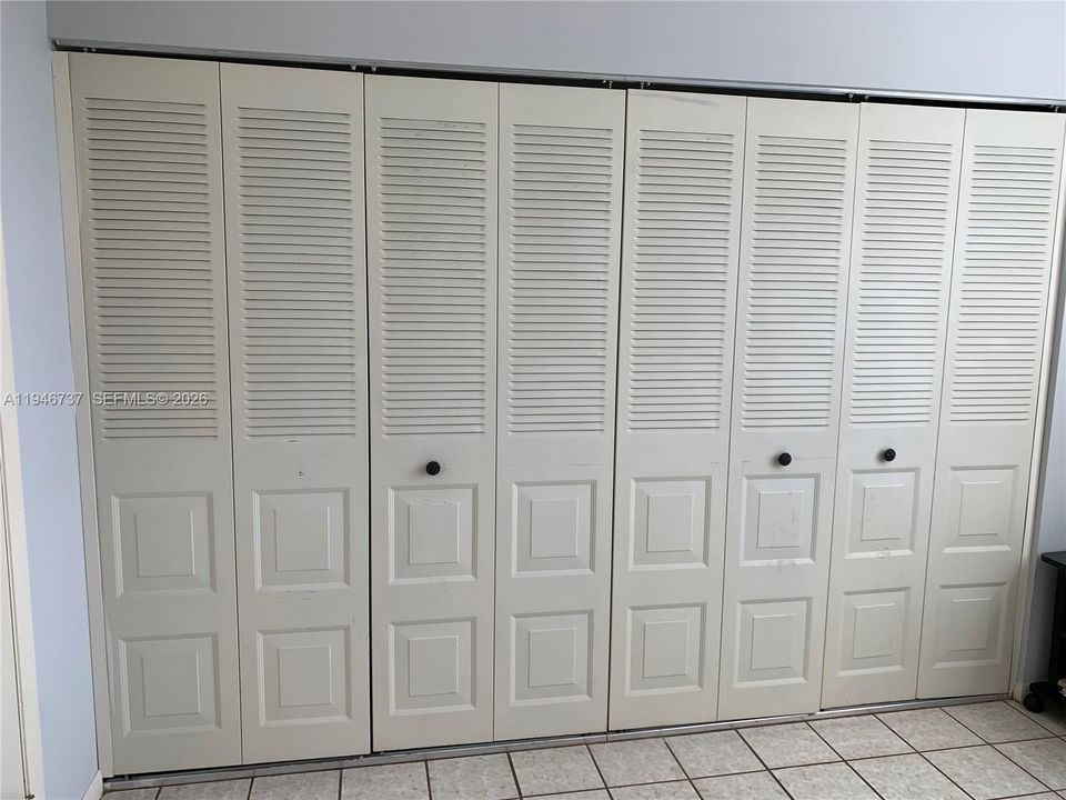For Sale: $99,500 (2 beds, 2 baths, 1060 Square Feet)